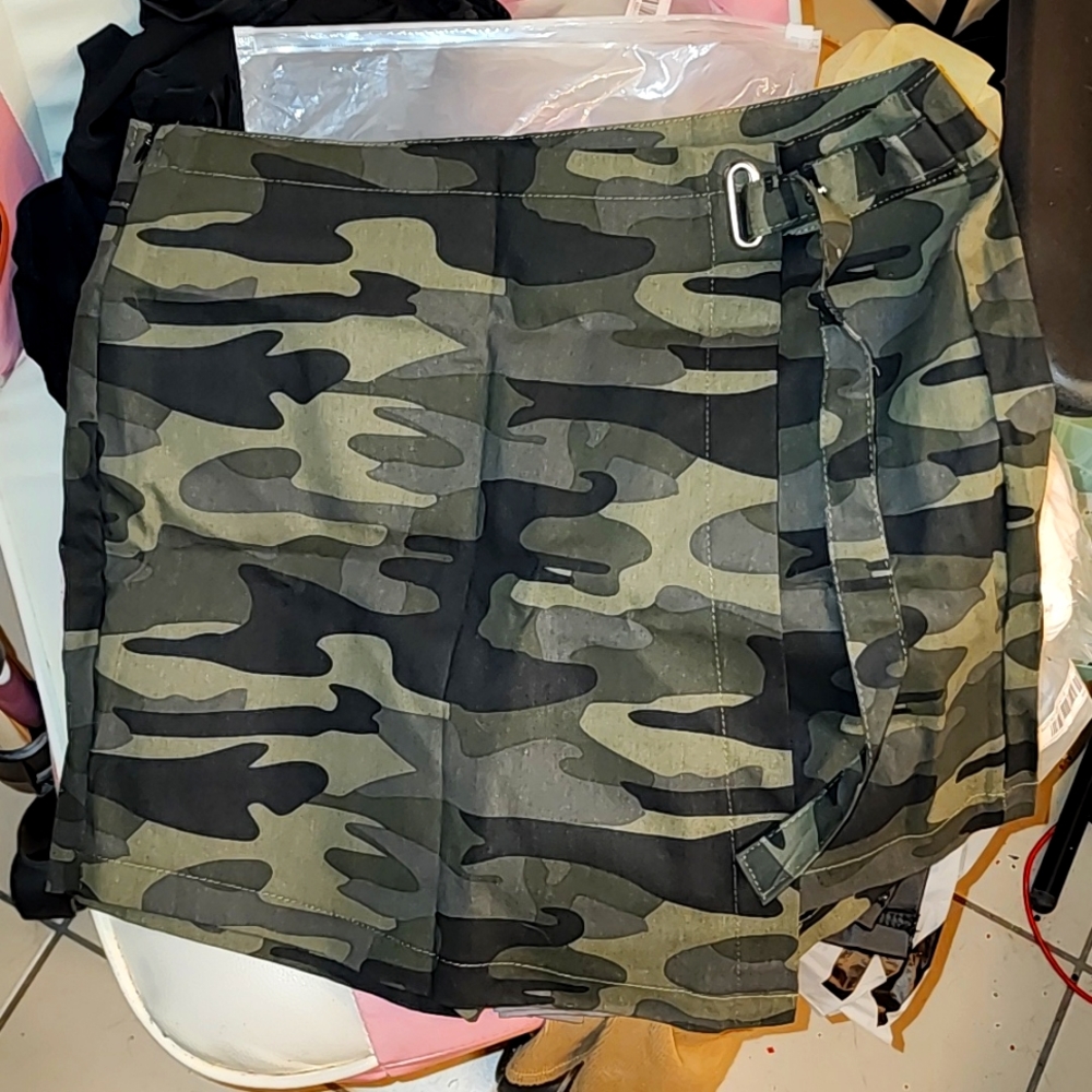 SHORT SKIRT